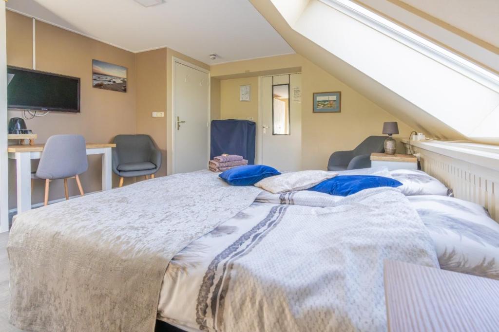 Postel nebo postele na pokoji v ubytování B&B Plompetorenzicht