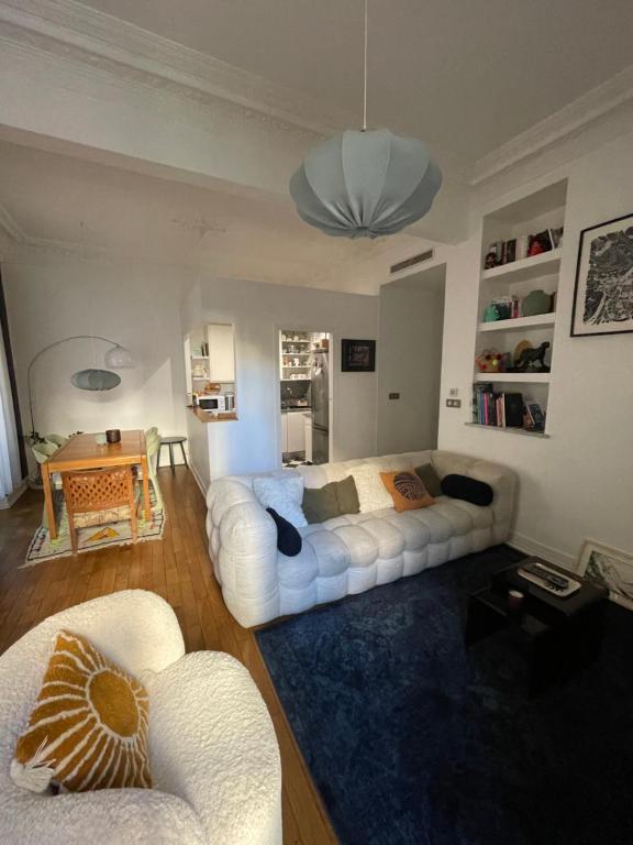 un salon avec un canapé et deux chaises dans l'établissement Palais Libération 3 pièces, à Nice