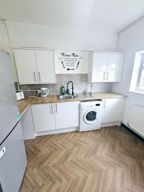 Kuchyň nebo kuchyňský kout v ubytování Birkenhead Hostel