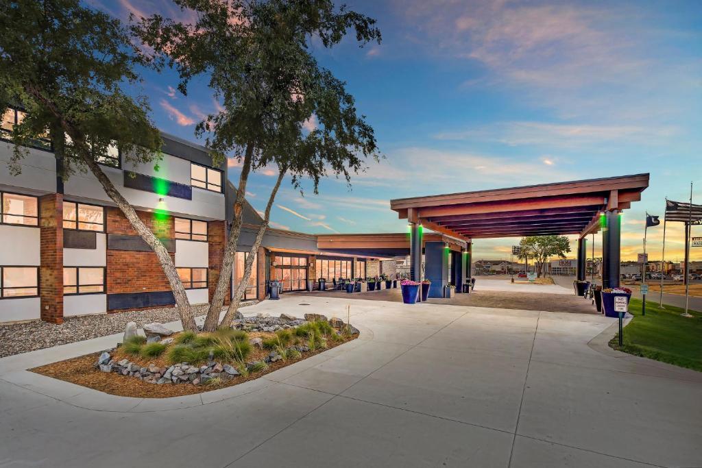 Holiday Inn & Suites St. Cloud, an IHG Hotel - Housity