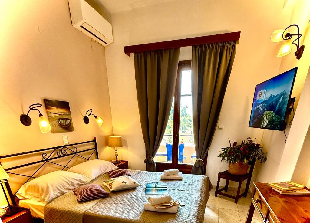Postel nebo postele na pokoji v ubytování TRAVELLERS 2025 SEA VIEW AGIOS GORDIOS Studios&Apartments