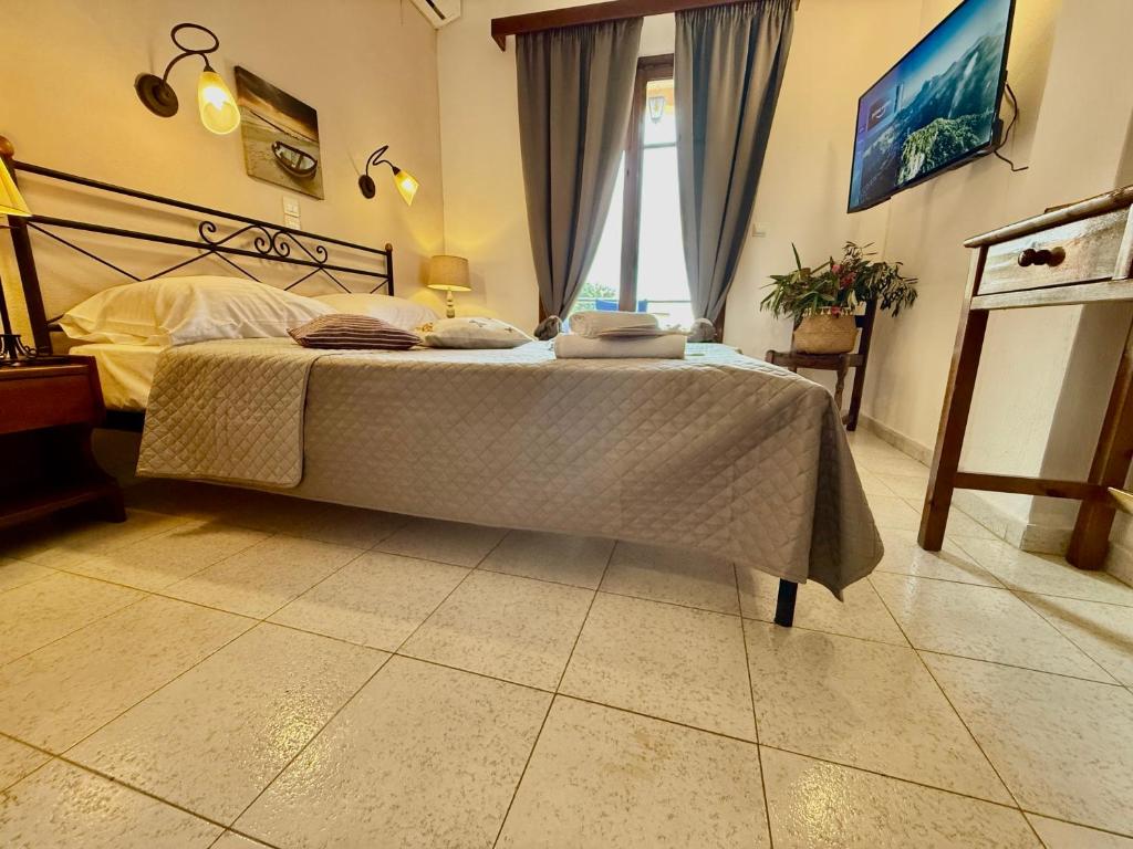 Postel nebo postele na pokoji v ubytování TRAVELLERS 2025 SEA VIEW AGIOS GORDIOS Studios&Apartments