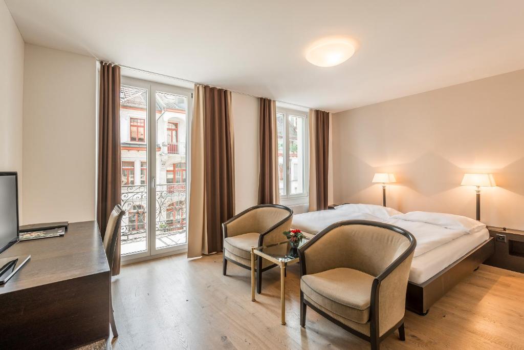 Postel nebo postele na pokoji v ubytování Hotel Alpina Luzern