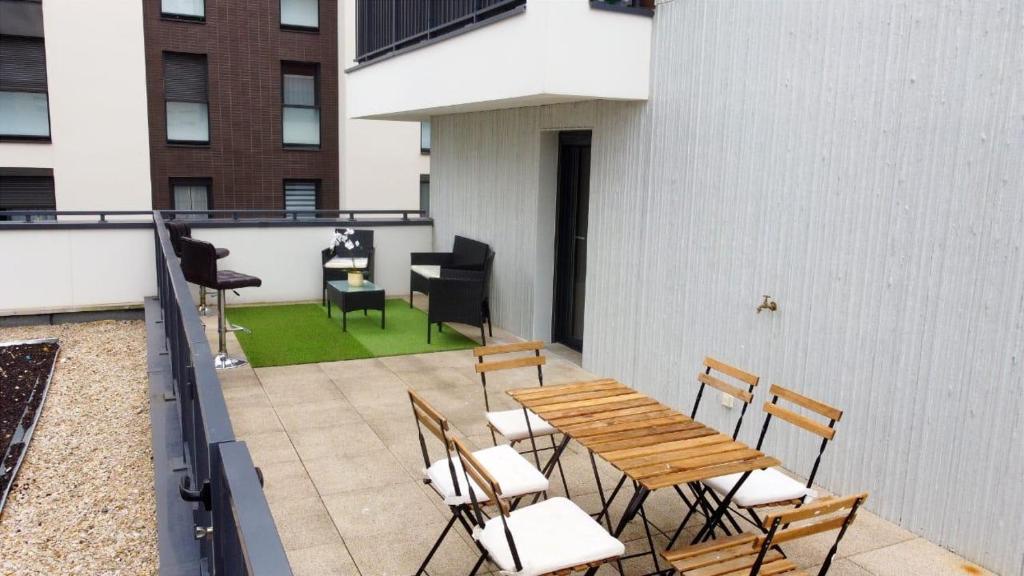 Photo de la galerie de l'établissement Luxury apartment near Paris Defense Wifi Parking, à Bois-Colombes