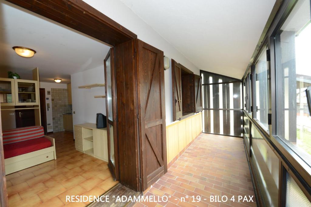 パッソ・デル・トナーレにあるResidence Adamelloの大きな木製のドアが付いた廊下