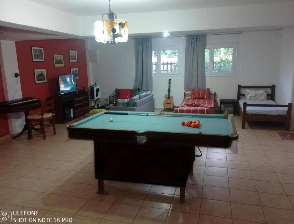 Biliár nebo kulečník v ubytování Geralis Lodge