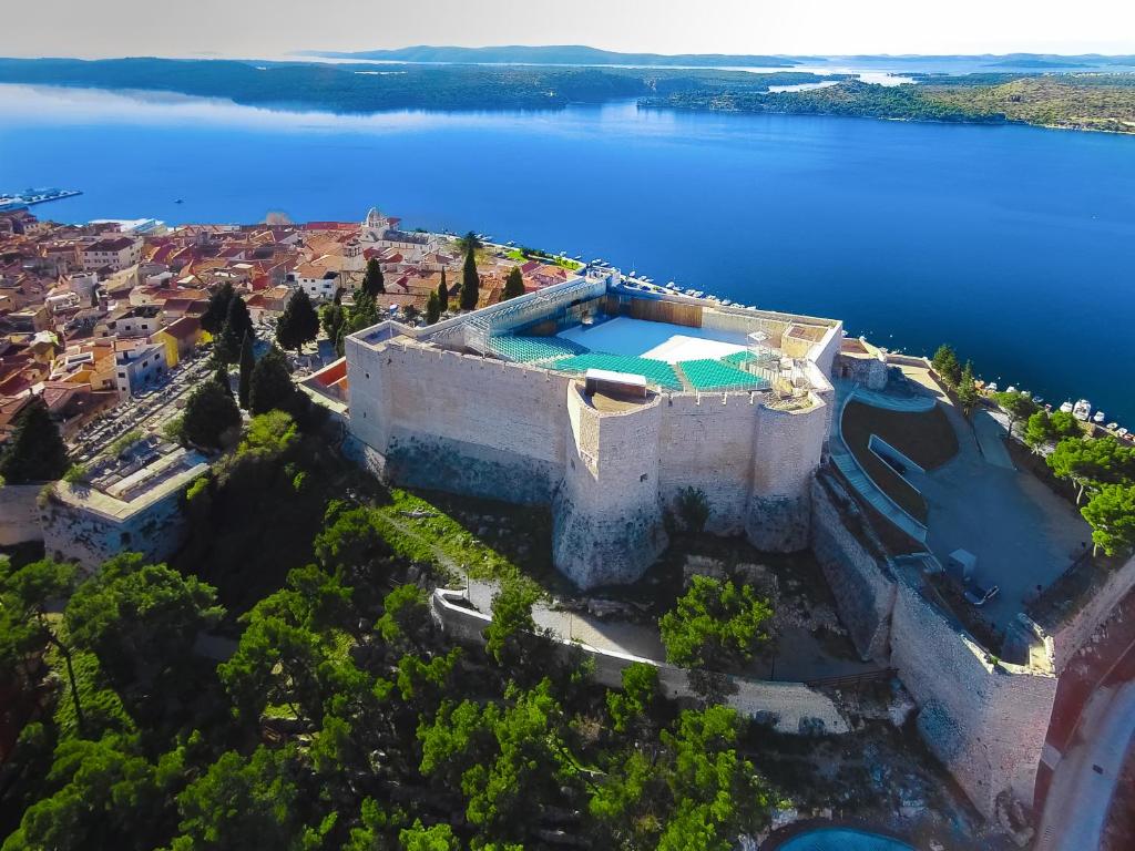 eine Luftansicht einer Villa auf einem See in der Unterkunft Apartments Gino in Šibenik