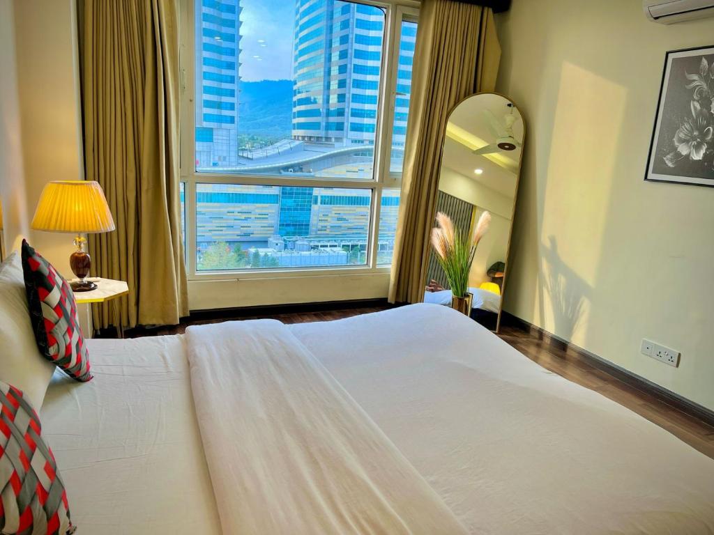 Una habitación de hotel con una cama grande y una ventana grande. en Sky Heights Luxury Apartments Facing Centaurus Mall Islamabad, en Islamabad
