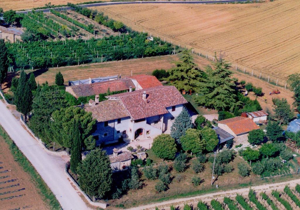 an aerial view of a large house with a yard at B&B Il Cascinale in Bettona