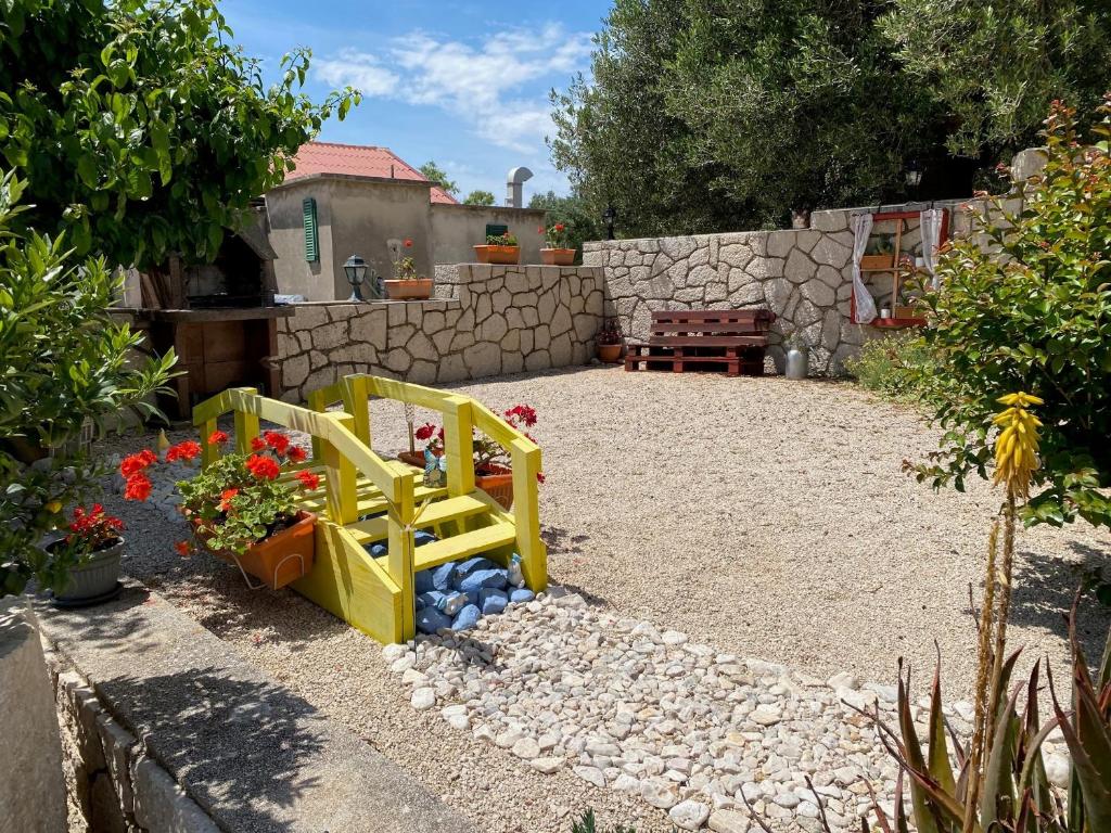 Vonkajšia záhrada v ubytovaní Apartments by the sea Lun, Pag - 11781