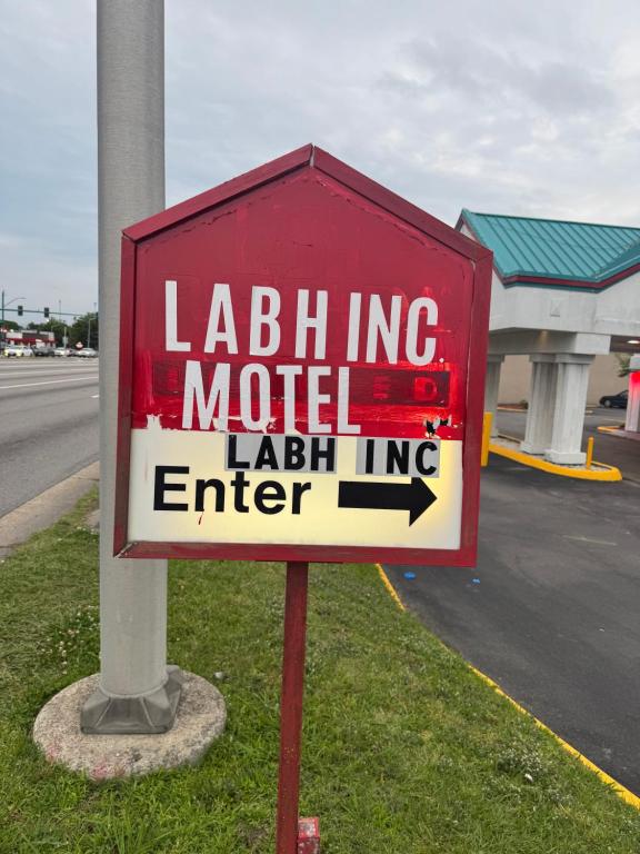 ein rotes Schild auf der Straßenseite, in der Unterkunft labh inc Motel in Norfolk