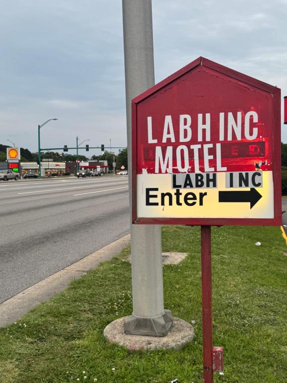 Ein Zertifikat, Auszeichnung, Logo oder anderes Dokument, das in der Unterkunft labh inc Motel ausgestellt ist