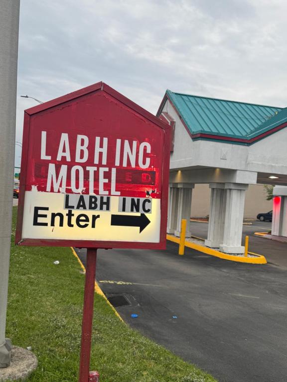 Ein Zertifikat, Auszeichnung, Logo oder anderes Dokument, das in der Unterkunft labh inc Motel ausgestellt ist
