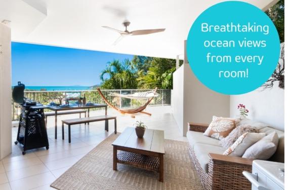 sala de estar con sofá y hamaca en una habitación en Picture Perfect On Azure, en Airlie Beach