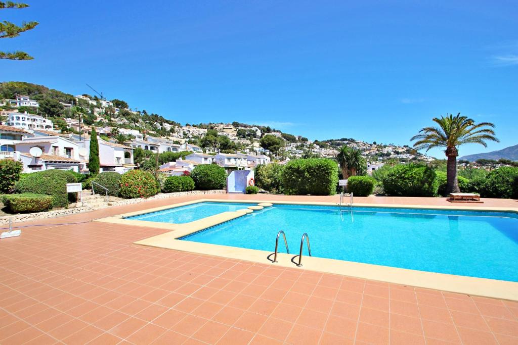 una piscina frente a una villa en Beate - holiday bungalow with pool in Moraira, en Moraira