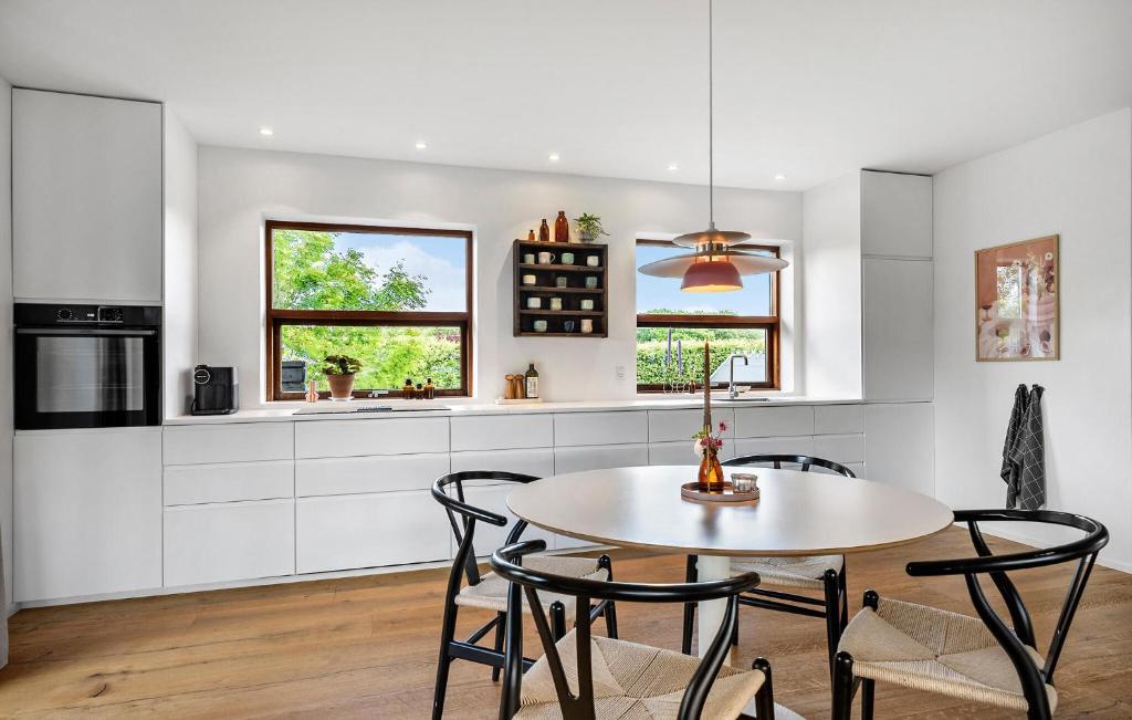 Nhà bếp/bếp nhỏ tại Amazing Home In Viborg With Wifi