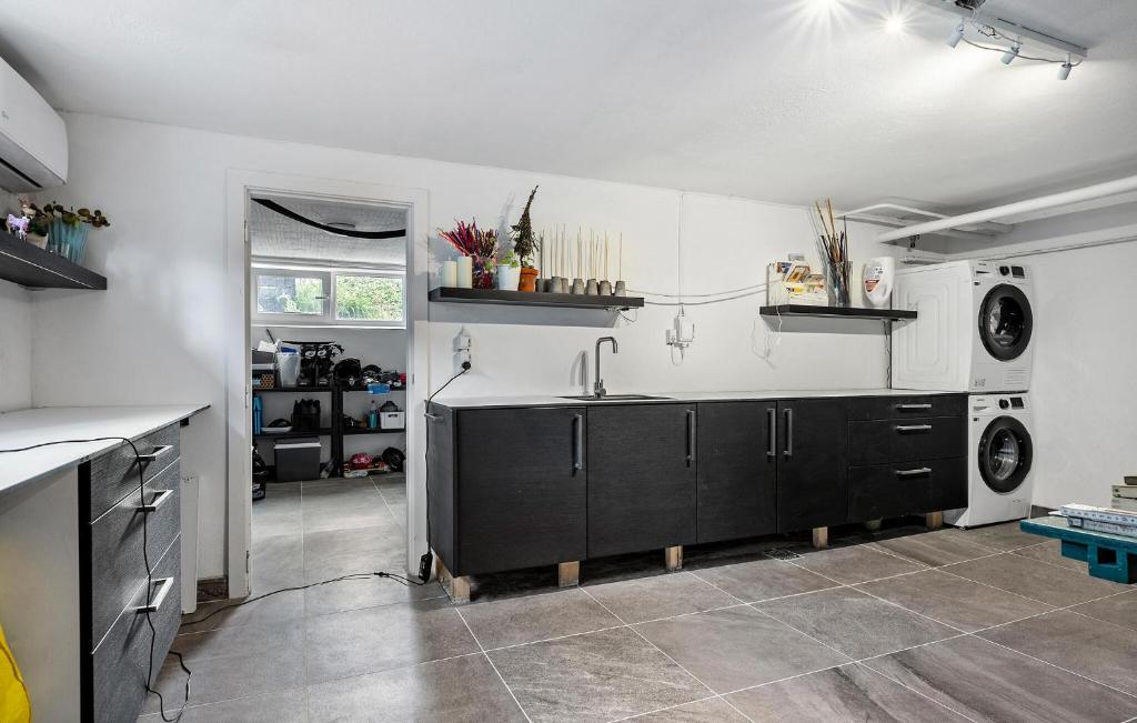 Nhà bếp/bếp nhỏ tại Amazing Home In Viborg With Wifi
