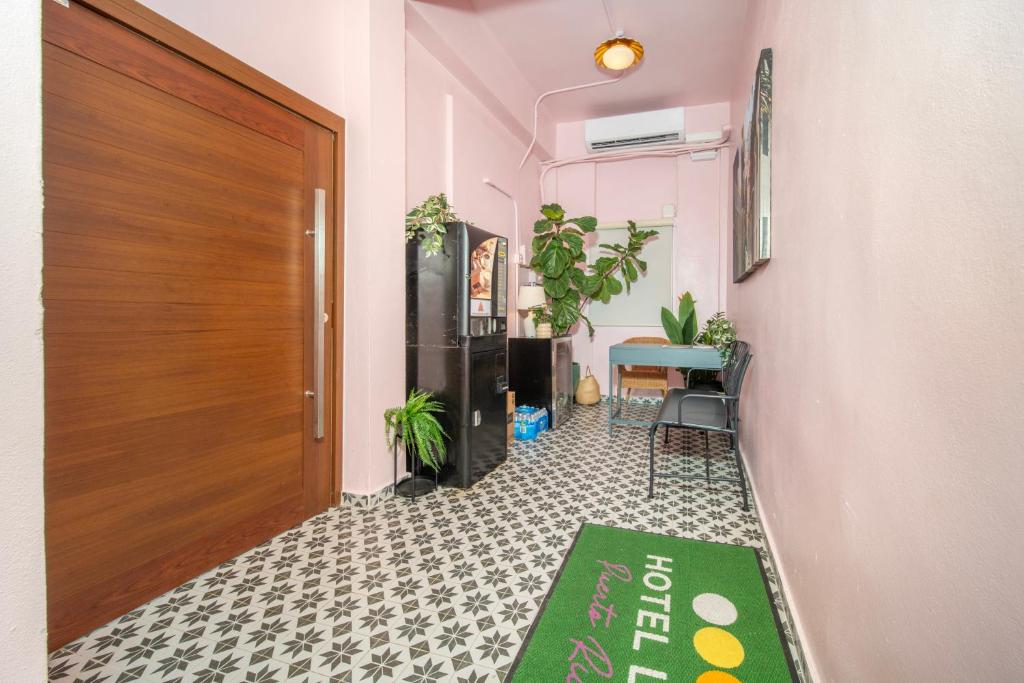 TV a/nebo společenská místnost v ubytování Room 11 Balcony Bliss in Creative Santurce