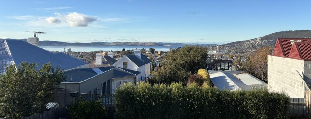 une ville avec vue sur l'eau et les bâtiments dans l'établissement West Hobart 3 Bed Cottage with river and city views, à West Hobart