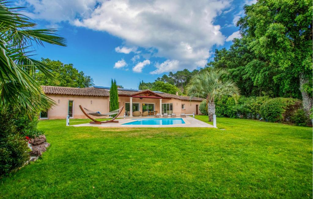 une maison avec une piscine dans une cour dans l'établissement Wunderschönes Haus In Saint-Jean-De-Lestere, à Les Adrets-de-Fréjus