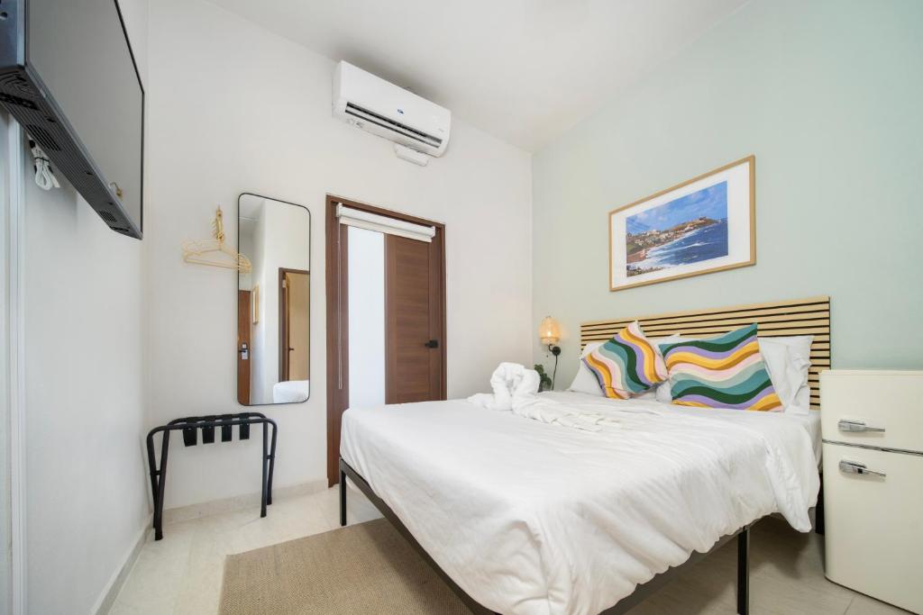 圣胡安Room 12 Sunlit Balcony Stay Near Calle Cerra的房间里有一张白色大床的卧室