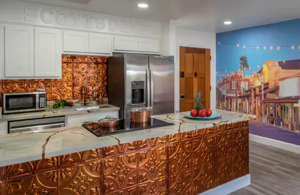 Una cocina o kitchenette en Western Themed Old Town Scottsdale Condo with King Bed and Community Pool