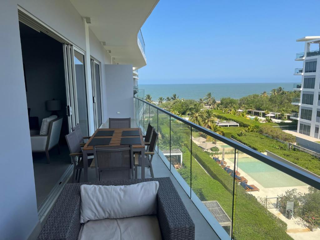 Balcón con mesa, sofá y vistas en Cartagena Serena del mar Morros IO, en Cartagena de Indias