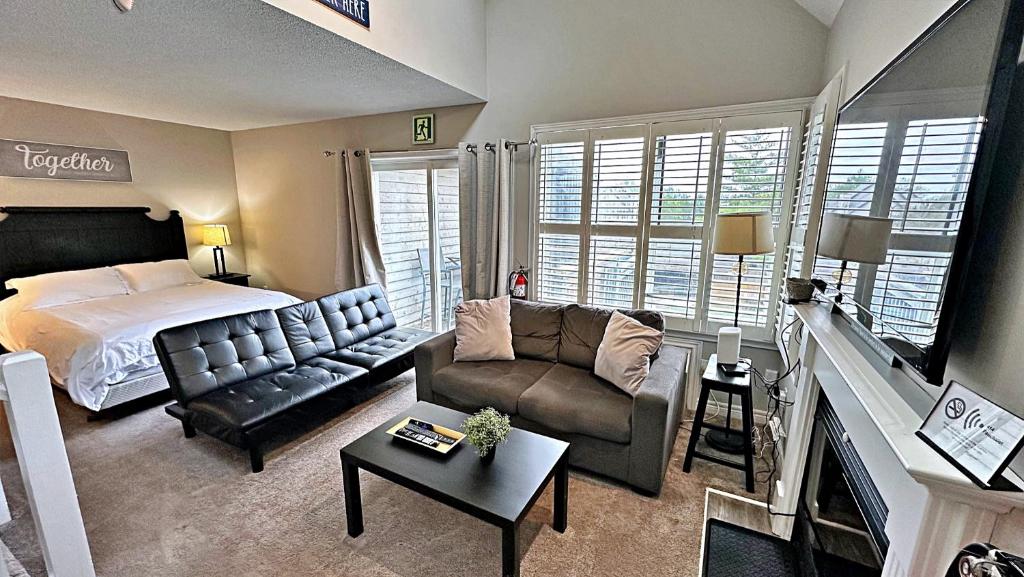 un soggiorno con un letto e un divano di Freshly Upgraded Cozy Loft @ North Creek Resort a Blue Mountains