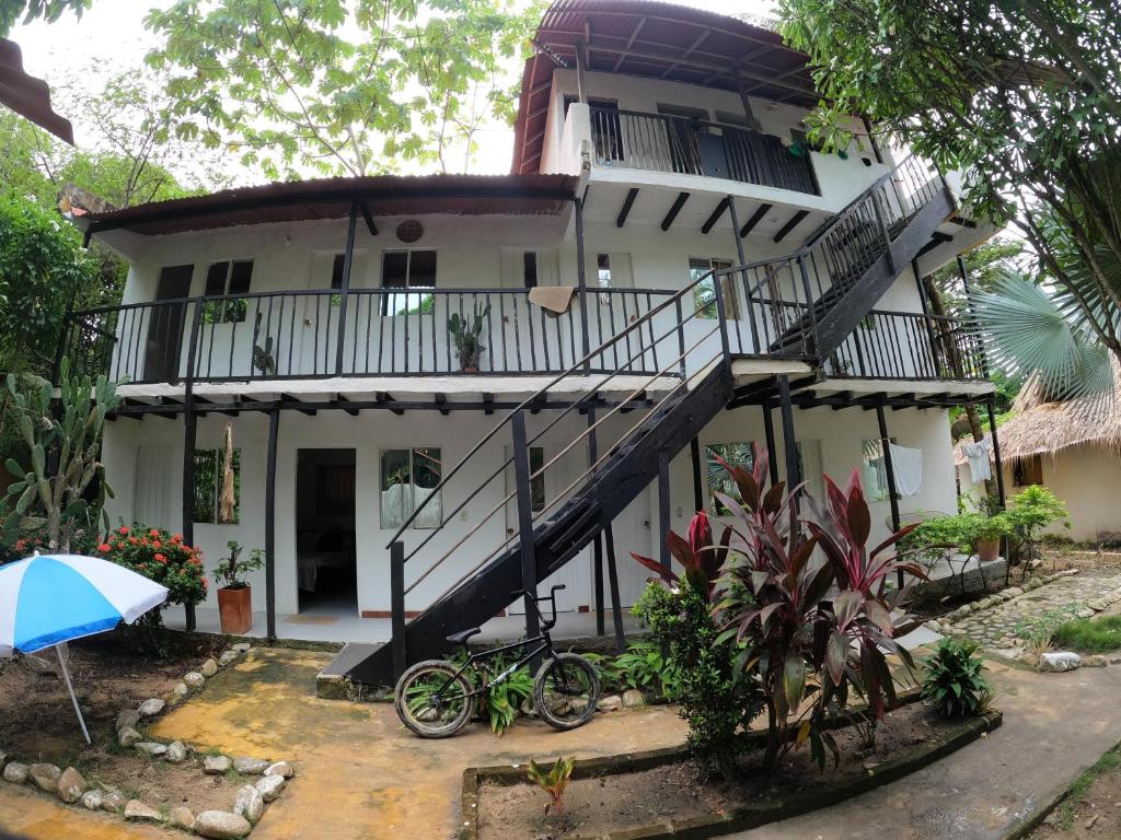 una casa bianca con le biciclette parcheggiate di fronte di Dogsheltercafepalomino a Palomino