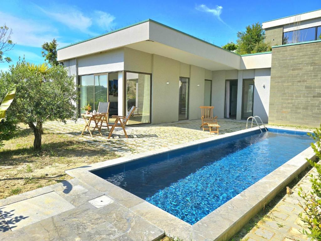 Bazén v ubytování Holiday Home in Kepi i Rodonit near Beach nebo v jeho okolí