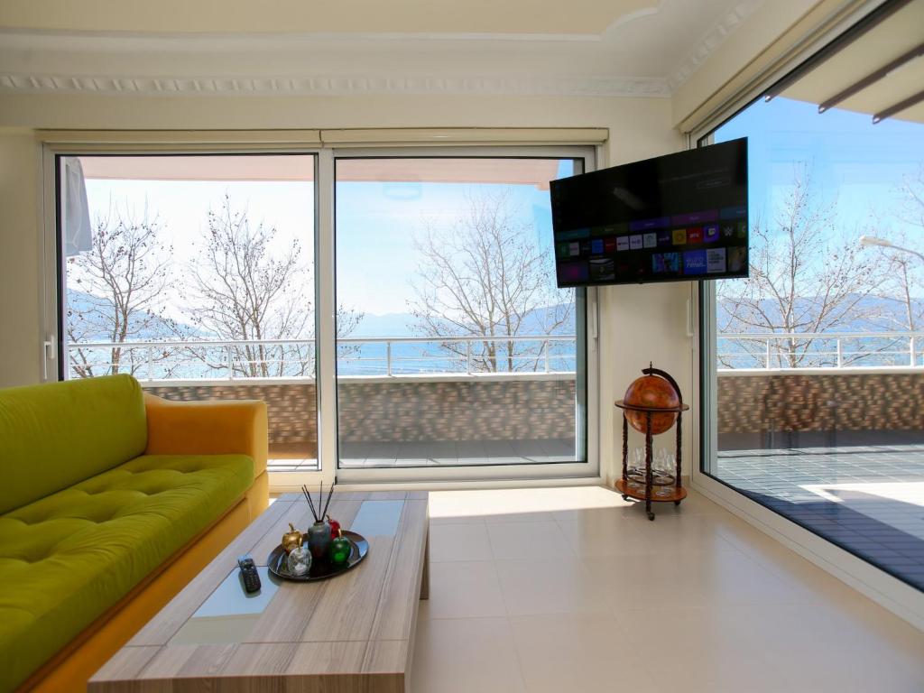TV a/nebo společenská místnost v ubytování Apartment by Old Beach Vlore