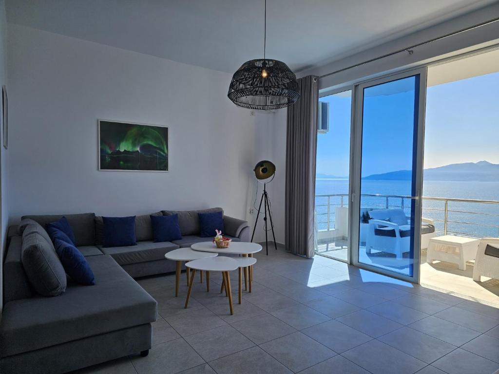 Bright & Modern Apartment with Terrace