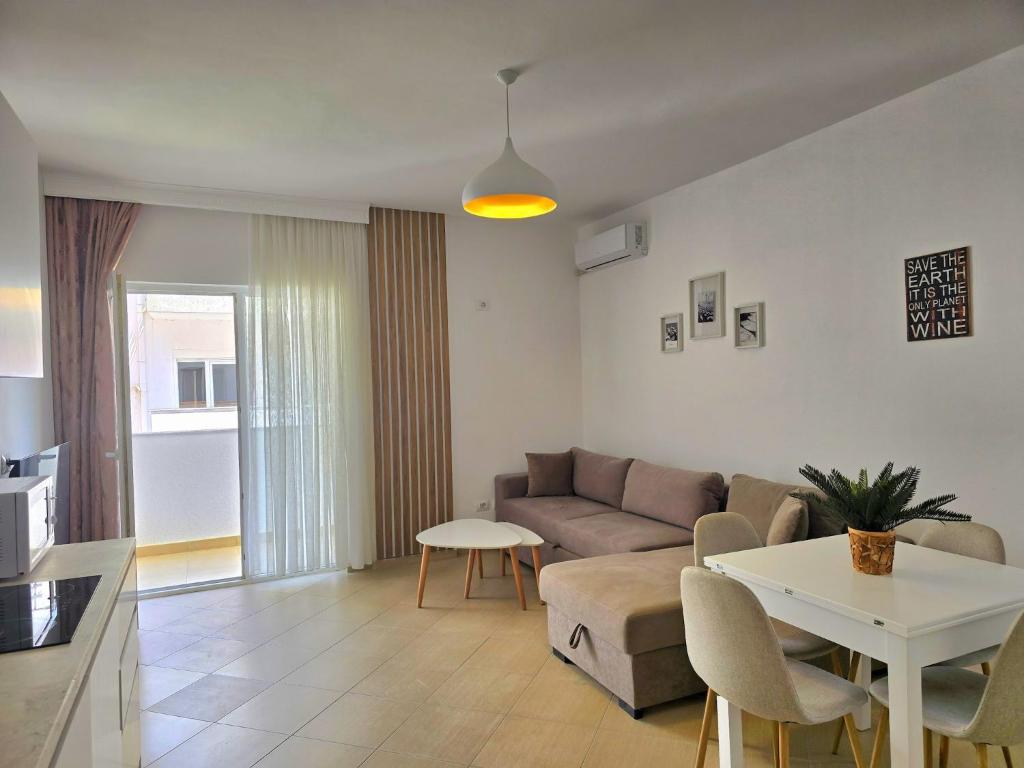 Holiday Apartment, Steps from Qerret Beach