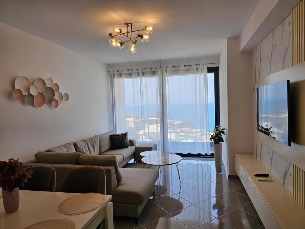 Bright seafront apartment for 3 guests