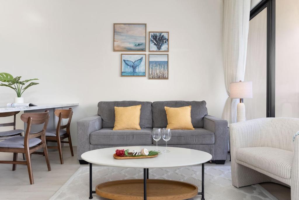 Posezení v ubytování Escape to Mountain View Condo,Near Beach with Parking