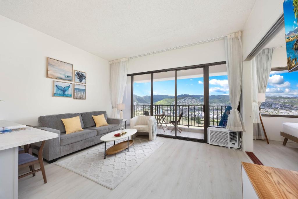 Posezení v ubytování Escape to Mountain View Condo,Near Beach with Parking