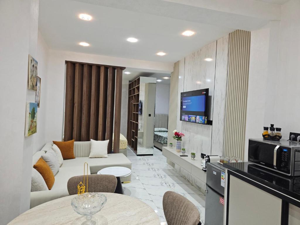 タンジェにあるCasa Barcelona luxury apartmentsのソファとテーブルのあるリビングルーム