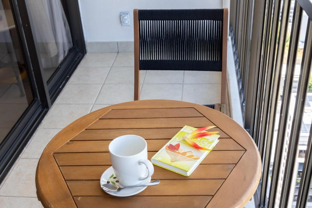 Příslušenství pro přípravu čaje a kávy v ubytování Escape to Mountain View Condo,Near Beach with Parking