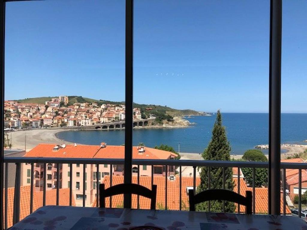 une vue sur l'océan depuis un balcon dans l'établissement Appart 2 pièces avec parking et climatisation près de la plage - FR-1-225C-169, à Banyuls-sur-Mer