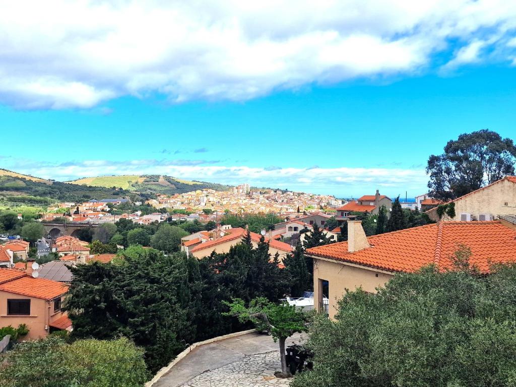 - une vue sur une ville aux toits d'orange dans l'établissement Appartement T3 pour 6 pers. avec parking à Banyuls-sur-Mer - FR-1-309-518, à Banyuls-sur-Mer