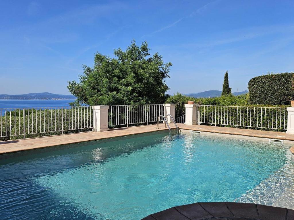 Bazén v ubytování Villa familiale aux Issambres, piscine, animaux acceptés - FR-1-768-121 nebo v jeho okolí