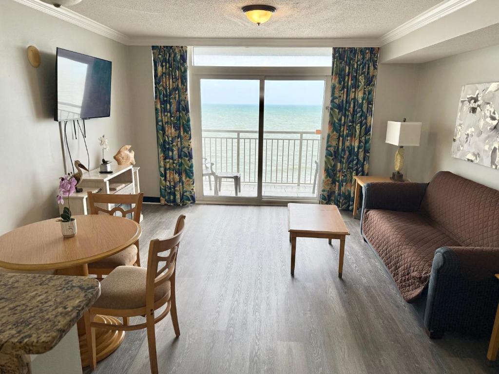 默特尔比奇Paradise Resort的带沙发和桌子的客厅