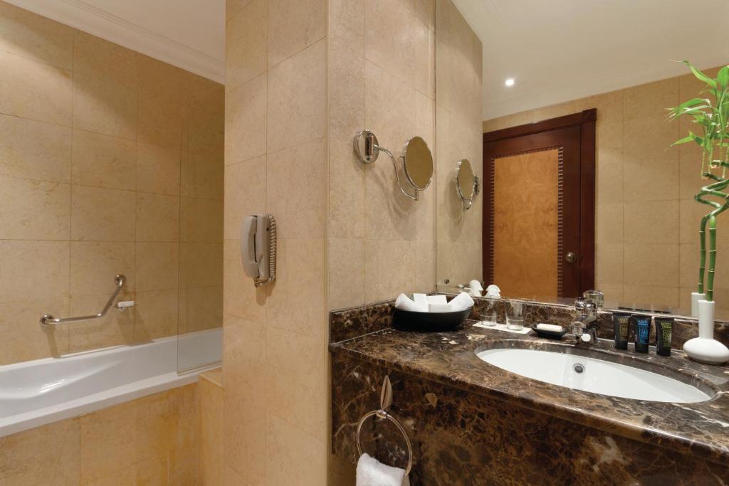 Grand Regency Doha, Trademark Collection by Wyndham - デラックスキングルーム