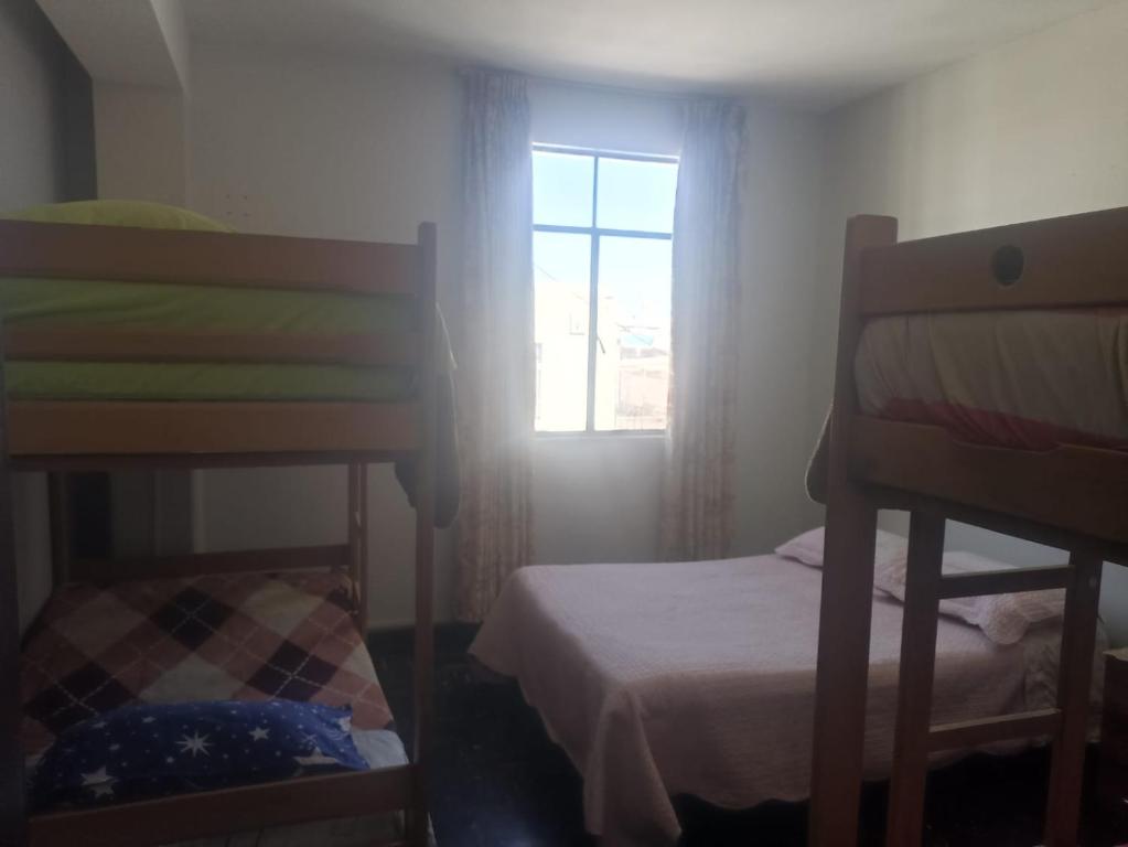 Postel nebo postele na pokoji v ubytování Hostal wayki