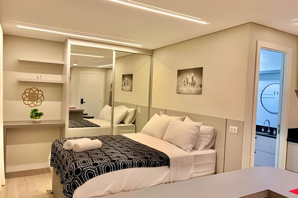 a bedroom with a bed and a mirror at *ExtraOdiNáriO, Super Confort. Lazer com piscina. in Curitiba