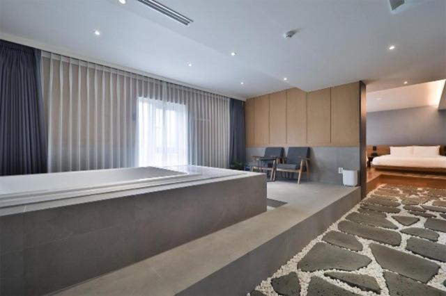 Postel nebo postele na pokoji v ubytování Ulsan Samsan CUSTOM HOTEL