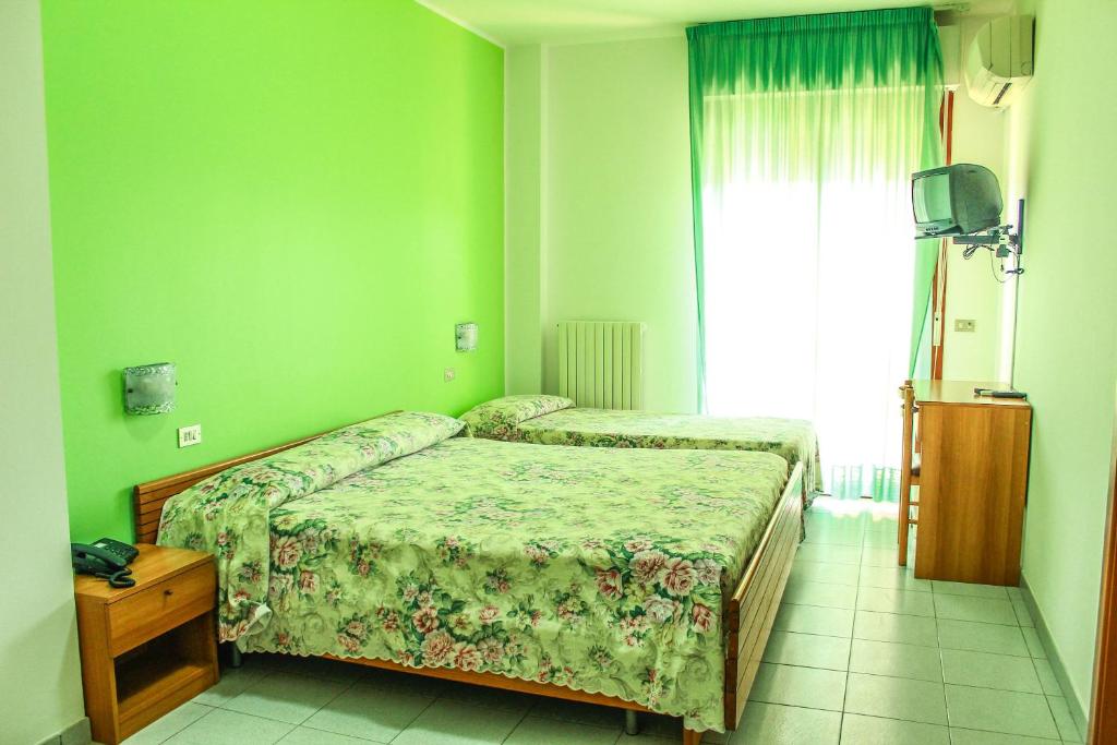 Hotel Holiday - Habitación Triple Estándar