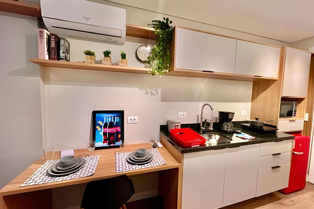 a kitchen with a desk with a computer on it at #The RED# C/PiSciNa, Ar Cond & Garagem in Curitiba