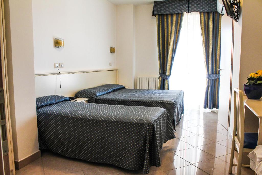 Hotel Holiday - Habitación Triple