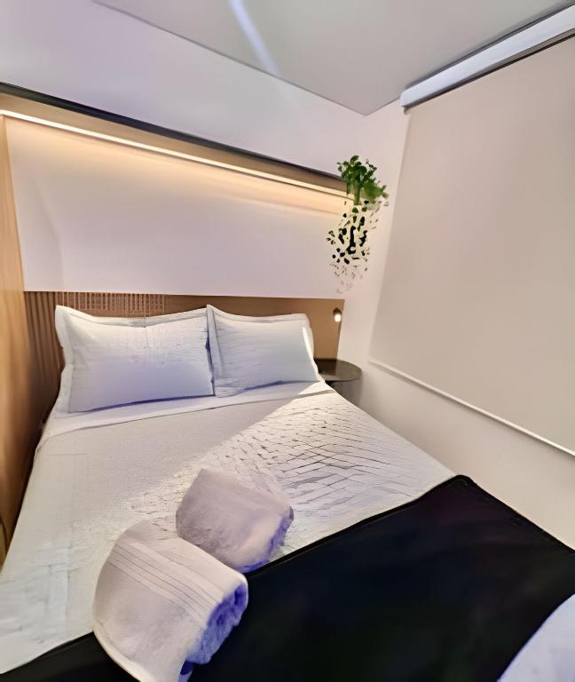 a bedroom with a bed and a window at Fantastico, Studio Condo Club in Curitiba